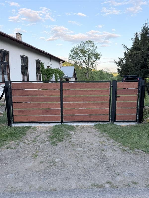 Brama dwuskrzydłowa i furtka z poziomym drewnianym wypełnieniem