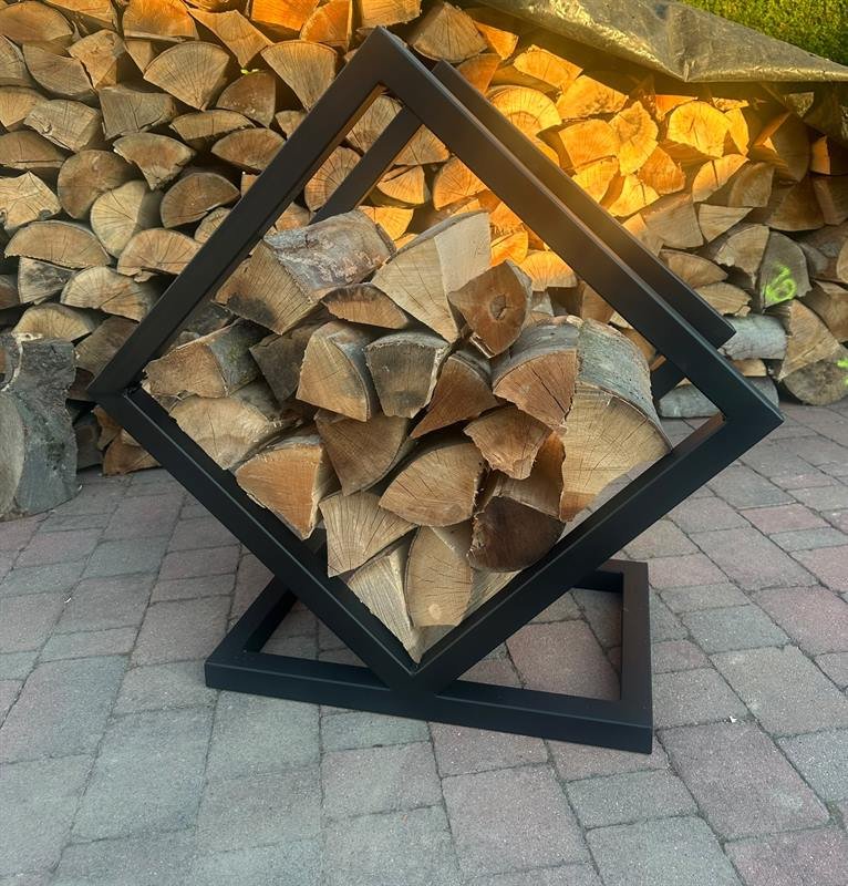 Geometryczny stojak na drewno kominkowe w kształcie rombu