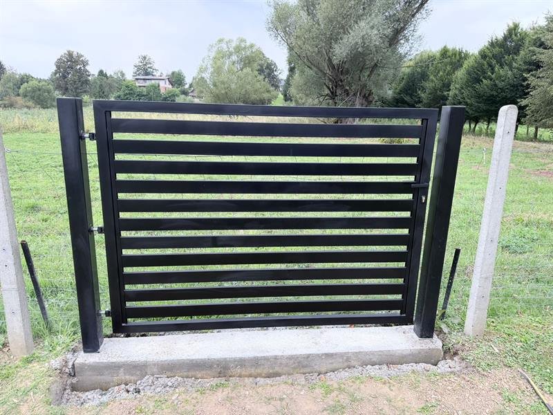 Czarna furtka stalowa z gęstym poziomym wypełnieniem